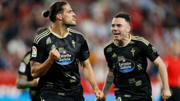 SEVILLA, 07/04/2023.- El delantero del Celta Gonçalo Paciencia (i) celebra tras marcar el segundo gol ante el Sevilla, durante el partido de Liga en Primera División que Sevilla FC y Celta de Vigo han disputado este viernes en el estadio Ramón Sánchez-Pizjuán. EFE/José Manuel Vidal