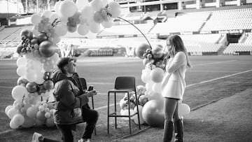 El futbolista Gabri Veiga pide matrimonio a Carla Leins en Balaídos.