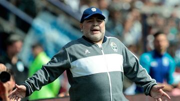 FILED - 15 September 2019, Argentina, Buenos Aires: Gimnasia y Esgrima La Plata coach Diego Maradona gestures on the sidelines during the Superliga Argentina soccer match between Gimnasia y Esgrima La Plata and Racing Club in the Juan Carmelo Zerillo Stadium. Two days after his resignation as coach of the Argentinian first division team Gimnasia y Esgrima La Plata, football idol Diego Maradona has revised his decision. Photo: Gustavo Ortiz/dpa
 
   (Foto de ARCHIVO)
 
 15/09/2019 ONLY FOR USE IN SPAIN