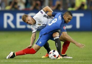 Joshua Kimmich challenges France's Dimitri Payet.