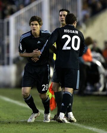 El lateral izquierdo madrile?o es hijo de Marcos Alonso y nieto de Marquitos. Debut車 en Primera Divisi車n con el Real Madrid frente al Racing de Santander en 2009. La temporada siguiente dio el salto a la Premier League de la mano del Bolton Wanderers. Actualmente juega en el Chelsea.