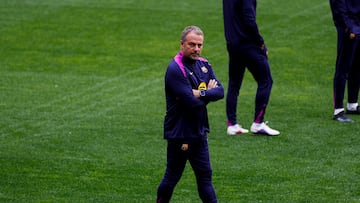 Hansi Flick sobre el campo del Metropolitano.