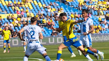 LAS PALMAS DE GRAN CANARIA, 18/05/2025.- El jugador de la UD Las Palmas Moleiro (2d) y el jugador del Legan¨¦s Alti (i) durante el partido de la jornada 37 de LaLiga EA Sports entre UD Las Palmas y Legan¨¦s. EFE/ ?ngel Medina G.