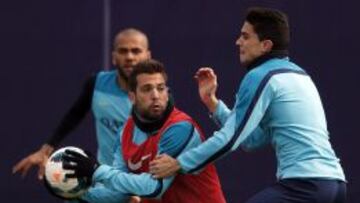 Los jugadores del FC Barcelona Jordi Alba, Marc Bartra,y Dani Alves.