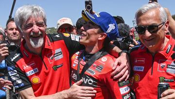 Márquez entre Dall'Igna (con perilla) y Tardozzi.