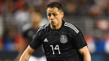 Chicharito Hernández jugando con la selección mexicana.