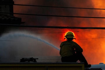 Bomberos luchan para apagar los incendios en el sur de California. REUTERS/Ringo Chiu     TPX IMAGES OF THE DAY