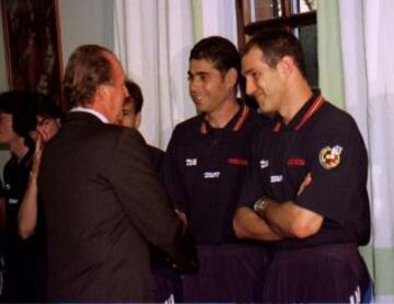 El Rey Juan Carlos charla con Fernando Hierro y Andoni Zubizarreta durante una concentración de la Selección en Valladolid en 1997.