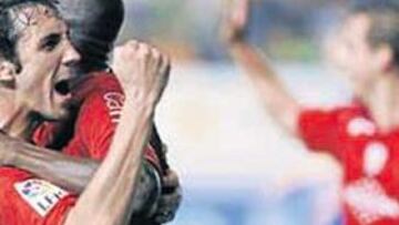 <b>ALEGRÓN. </b>Juanfran celebra con Webó en primer gol de Osasuna.