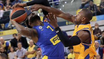 GRAF363. LAS PALMAS DE GRAN CANARIA, 16/11/2018.- El base estadounidense del Herbalife Gran Canaria D.J. Strawberry (d), y el base estadounidense del Maccabi de Tel Aviv DeAndre Kane (i), durante el partido de Euroliga que ambos equipos disputan hoy en el Gran Canaria Arena, en Las Palmas de Gran Canaria. EFE/Elvira Urquijo A.