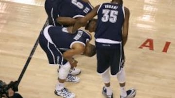 Durant (35) e Ibaka (9) se preocupan por la lesión de su compañero Westbrook (0).