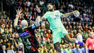 Magdeburg (Germany), 27/11/2024.- Melvyn Richardson of Barcelona (R) in action against Oscar Bergendah of Magdeburg during the EHF Champions League match Barcelona vs Nantes in Magdeburg, Germany, 27 November 2024. (Balonmano, Liga de Campeones, Alemania, Magdeburgo) EFE/EPA/FILIP SINGER