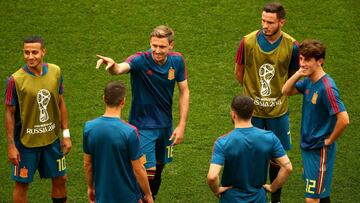Thiago, Monreal, Saúl, Odriozola, Carvajal y Azpilicueta, durante un entrenamiento de España.