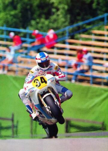 Puro Schwantz, fajándose con la Pepsi Suzuki, rueda en alto y cambiando de dirección en 1988.