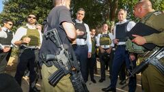 El primer ministro belga, Alexander de Croo (2d), y el presidente del Gobierno en España, Pedro Sánchez (4i), visitan el Kibbutz atacado de Beeri a J’lem, a 23 de noviembre de 2023, en Jerusalén (Israel). El presidente del Gobierno y el primer ministro belga han viajado juntos con el fin de mostrar un frente europeo unido e intentar aportar ideas y soluciones de cara a la paz en Oriente Próximo. El viaje se produce después de que Israel y Hamás hayan acordado una "pausa humanitaria" de cuatro días durante la que el Movimiento de Resistencia Islámica liberará a 50 de los rehenes que tiene en su poder --mujeres y niños-- e Israel procederá a la liberación de 150 prisioneros palestinos, también mujeres y menores. El acuerdo ha sido posible gracias a la mediación de Qatar, Egipto y Estados Unidos.
23 NOVIEMBRE 2023;PRESIDENTE DEL GOBIERNO;SÁNCHEZ;VIAJE ISRAEL Y PALESTINA
Belga / Europa Press
23/11/2023