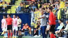 Carlos Carvalhal protesta al cuarto árbitro durante el partido disputado contra el Villarreal.