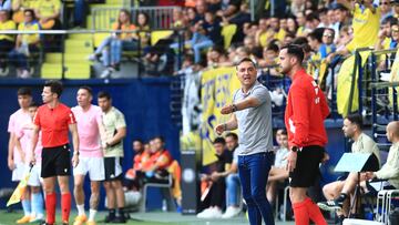 Carlos Carvalhal protesta al cuarto ¨¢rbitro durante el partido disputado contra el Villarreal.