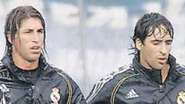 <b>BAJO EL AGUACERO. </b>Casillas, Sergio Ramos, Raúl y Salgado fueron recibidos por una tormenta que bajó mucho las temperaturas.