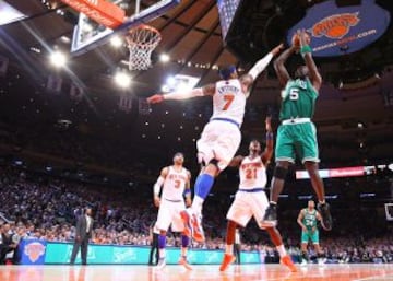 Kevin Garnett de los Boston Celtics tira a canasta ante la oposición de Carmelo Anthony de los New York Knicks.