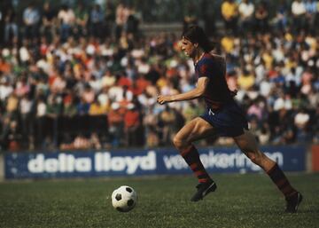 La otra gran ausencia junto a Di Stéfano. Antes de la aparición de Messi y Cristiano estaba considerado junto a Maradona, Pelé y Di Stéfano uno de los cuatro mejores de siempre. Estrella del Ajax que ganó tres Copas de Europa en los 70 y de la Naranja Mecánica, que cambió el fútbol ofensivo y moderno en el Mundial del 74.
