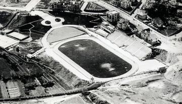 Durante la construcción del estadio de Chamartín, el Real Madrid jugó sus encuentros en el Stadium Metropolitano, el estadio donde actuaba como local su rival madrileño, el Atlético de Madrid. Madridistas y azulgrana se midieron dos veces (Ligas 1946-47 y 1947-48) en el estadio que se situaba en lo que ahora es la zona de la Ciudad Universitaria. En el primero se produjo el debut de Molowny, un jugador por el que habían peleado ambos equipos y que acabó fichando por los blancos: el 1 de diciembre de 1946, Molowny debutó ante los barcelonistas, marcando el gol del triunfo blanco (2-1). En el segundo acabaron en empate (1-1).