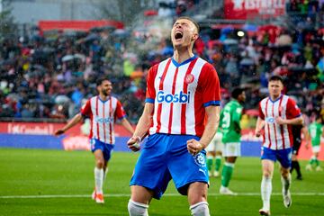 Tenía ganas de marcar Dovbyk. Siete jornadas llevaba el ucraniano sin ver puerta y ante el Betis se desquitó con un doblete fundamental, que le sitúa en lo alto de la tabla de máximos goleadores, con 16 tantos, junto a Bellingham y Budimir. En el primero, anotó un penalti que él mismo provocó; y en el segundo, definió a la perfección en asistencia de Portu.