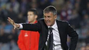 El entrenador del Granada, Lucas Alcaraz, da instrucciones a sus jugadore durante el partido de Liga en Primera División ante el Getafe