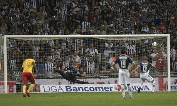 Carlos Sánchez convirtió desde los 11 pasos el segundo tanto de Monterrey...