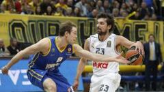 Sergio Llull, defendido por Petteri Koponen.