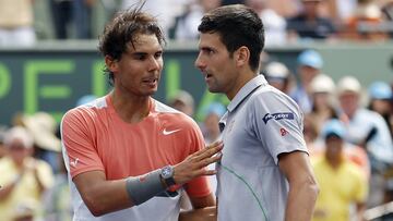Rafa Nadal y Novak Djokovic se saludan al término de la final del Masters 1.000 de Miami, la última alcanzada por el jugador español en el torneo de Florida.