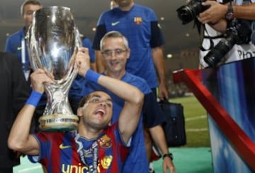 Alves con la Supercopa ganada ante el Shaktar Donetsk.