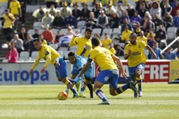 Neymar entre los jugadores de Las Palmas.