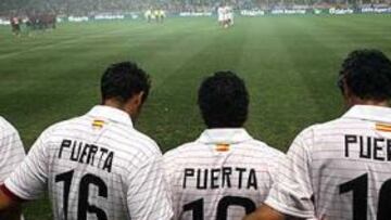 <b>PARA SU HIJO.</b> El Sevilla ha querido homenajear a su malogrado futbolista retirando su dorsal por si su hijo puediera ser futbolista.