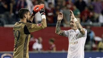 Gianluigi Donnarumma y Kucka Juraj celebran la victoria del Mil&aacute;n en la tanda de penaltis frente al Bayern M&uacute;nich en la International Champions Cup.