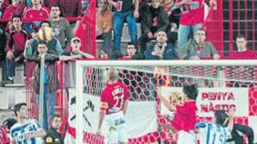 <b>SIN SUERTE. </b>El Nàstic tuvo claras ocasiones en la segunda parte, pero la puntería y la actuación de Auoate frenarona los grana.