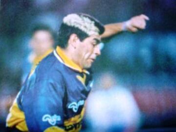 En 1995 la U celebr&oacute; el bicampeonato derrotando 4-2 al Boca Juniors de Diego Maradona. El 10 anot&oacute; un gol de cabeza.