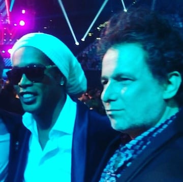 Ronaldinho fue uno de los invitados a los Grammy Latinos y estuvo compartiendo con varias estrellas.