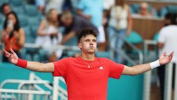 MIAMI GARDENS, FLORIDA - MARCH 27: Jakub Mensik of Czechia celebrates match point defeating Arthur Fils of France during their match on Day 10 of the Miami Open at Hard Rock Stadium on March 27, 2025 in Miami Gardens, Florida. Al Bello/Getty Images/AFP (Photo by AL BELLO / GETTY IMAGES NORTH AMERICA / Getty Images via AFP)