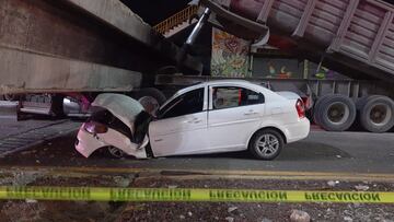 Tráiler tira puente peatonal en la carretera México-Texcoco