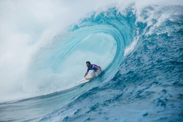 Teahupoo se pone grande y regala una jornada de surf para la historia