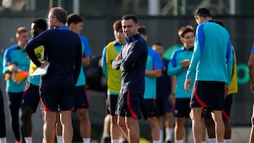 GRAFCAT1639 Sant Joan Despí (BARCELONA) 30/09/2022.- El entrenador del FC Barcelona Xavi Hernandez, durante el entrenamiento realizado esta tarde por el primer equipo en la ciudad deportiva Joan Gamper de Sant Joan Despí (Barcelona), de cara al partido de Liga que jugarán mañana el conjunto azulgrana ante el Real Mallorca. EFE/Alejandro Garcia