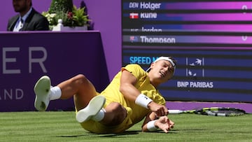 London (United Kingdom), 17/06/2024.- Holger Rune of Denmark falls during his first round match against Jordan Thompson of Australia at the Queen's Club tennis tournament in London, Britain, 17 June 2024. (Tenis, Dinamarca, Jordania, Reino Unido, Londres) EFE/EPA/ANDY RAIN