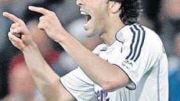 Van Nistelrooy celebra uno de sus goles.