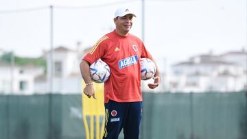 Héctor Cárdenas, entrenador de la Selección Colombia Sub 20, en un entrenamiento.