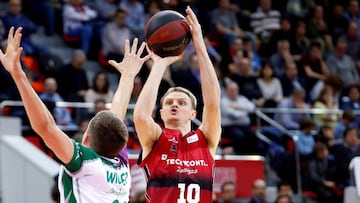 GRAF3372. ZARAGOZA, 31/03/2019.- El jugador del Tecnyconta Zaragoza Reinaldas Selbutis (d) lanza a canasta ante Kyle Wiltger, de Unicaja de Málaga, durante el partido de la Liga ACB de baloncesto disputado este domingo en Zaragoza. EFE/Javier Belver