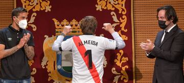 Trejo y Presa aplauden al alcalde Almeida tras ponerse la camiseta del Rayo.