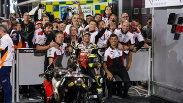 Crutchlow y Cechinello con todo el equipo.