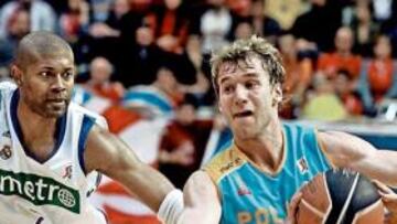 <b>FRENADO.</b>Gavel no superó la defensa madridista. Más acierto tuvo Smith, su par en esta acción.