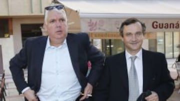 El propieterio del equipo de Voleivol C.A.V MURCIA 2005, Evedasto Lifante (i), uno de los cinco imputados por los asesinatos de la jugadora holandesa de voleibol Ingrid Visser y de su novio, junto a su abogado, Fidel Pérez Abad, se dirige al juzgado de Molina de Segura donde hoy se celebra la vista oral, previa a la apertura del juicio por el doble crimen.