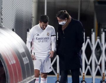 Hazard le explica al doctor Mihic la zona de su lesión.